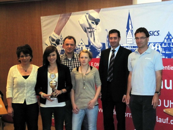 v.l.n.r.  Mechthild, Carolin, Helmut und Lena Forell,  sowie Volker Rickert (Geschäftsführer E.ON Westfalen Weser Vertrieb)  und Osterlauf Chef Peter Horak.