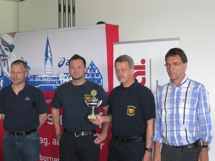 Das bei der Feuerwehr Geschwindigkeit gefragt ist, bewies das Team der Feuerwehr Paderborn beim 5 km Lauf  und belegte prompt den 1. Platz als schnellstes Firmenteam.     v.l.n.r.  Manfred Jürgens, Thomas Schulte und Georg Brüggenthies bei der Überreichung des Pokals  durch Osterlauf Geschäftsführer Peter Horak