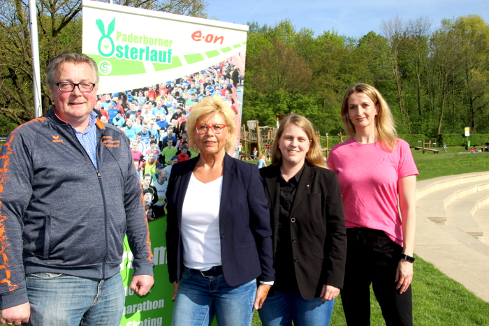1.000 Euro spendet der Paderborner Osterlauf für pädagogische Erlebnisaktionen für Trennungs- und Scheidungskinder wie z.B. ein sportliches Gruppenevent im Ahornsportpark, wie v.l. Mathias Vetter, Vereinsmanager SC Grün-Weiß Paderborn, Rosi Aschenbrenner, Osterlauf, Dr. Eva Brockmann, Leiterin der Caritasberatungsstelle und Jessica Spörhase, Geschäftsstellenleitung ASC mitteilen.