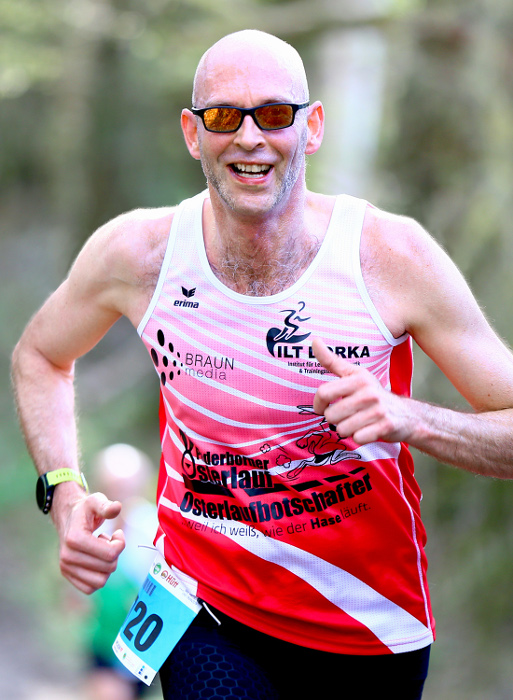 Im 10-km Zielspurt: Jan Braun beim 7. Warburger Diemellauf 2019 mit Platz 2. AK. Foto: Hubert Steins. 